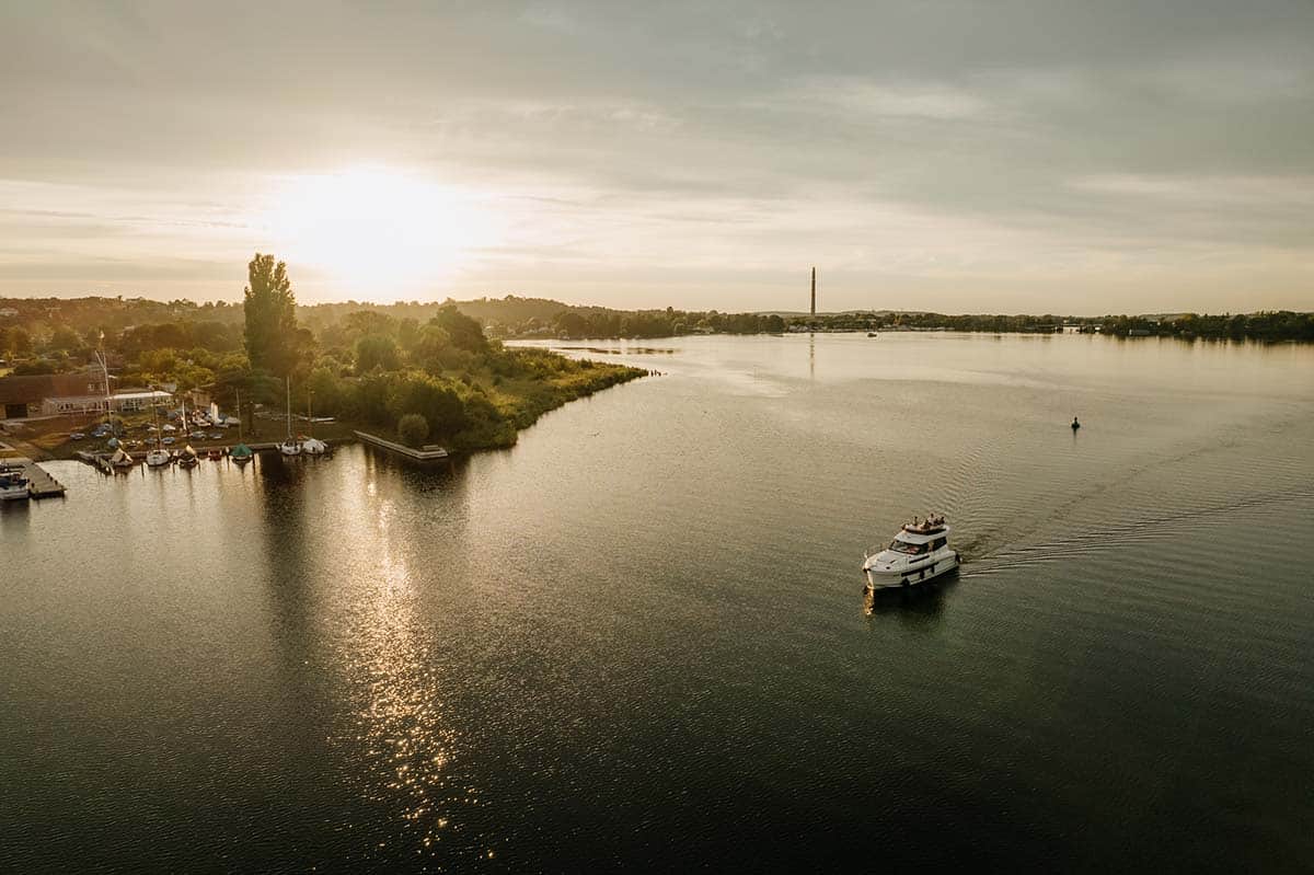 elegante Yacht gleitet durch die blauen Gewässer nahe Berlin, bereit für einen Luxus-Charter mit Unruh Marine.